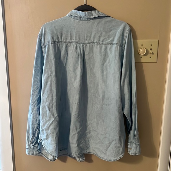 Old navy button up denim style shirt - Picture 2 of 4